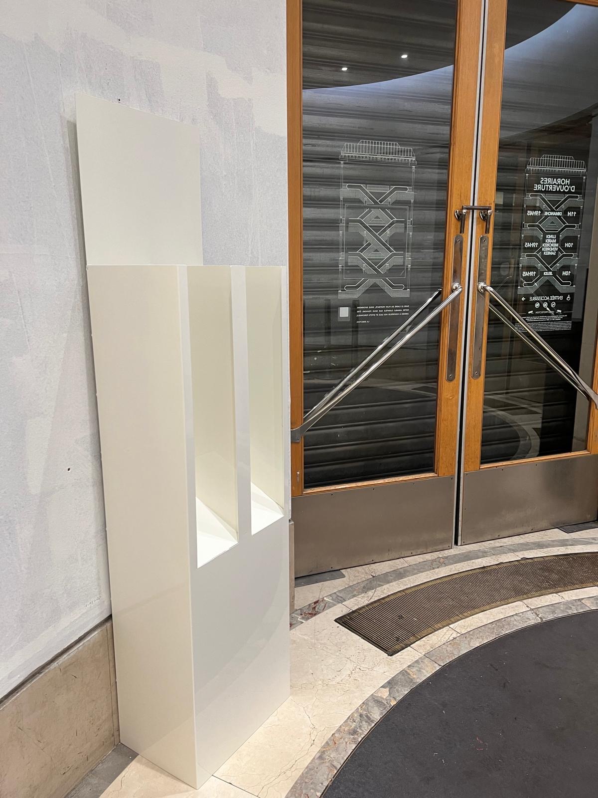 Colonne présentoir laqué blanc — Entrée de magasin luxe