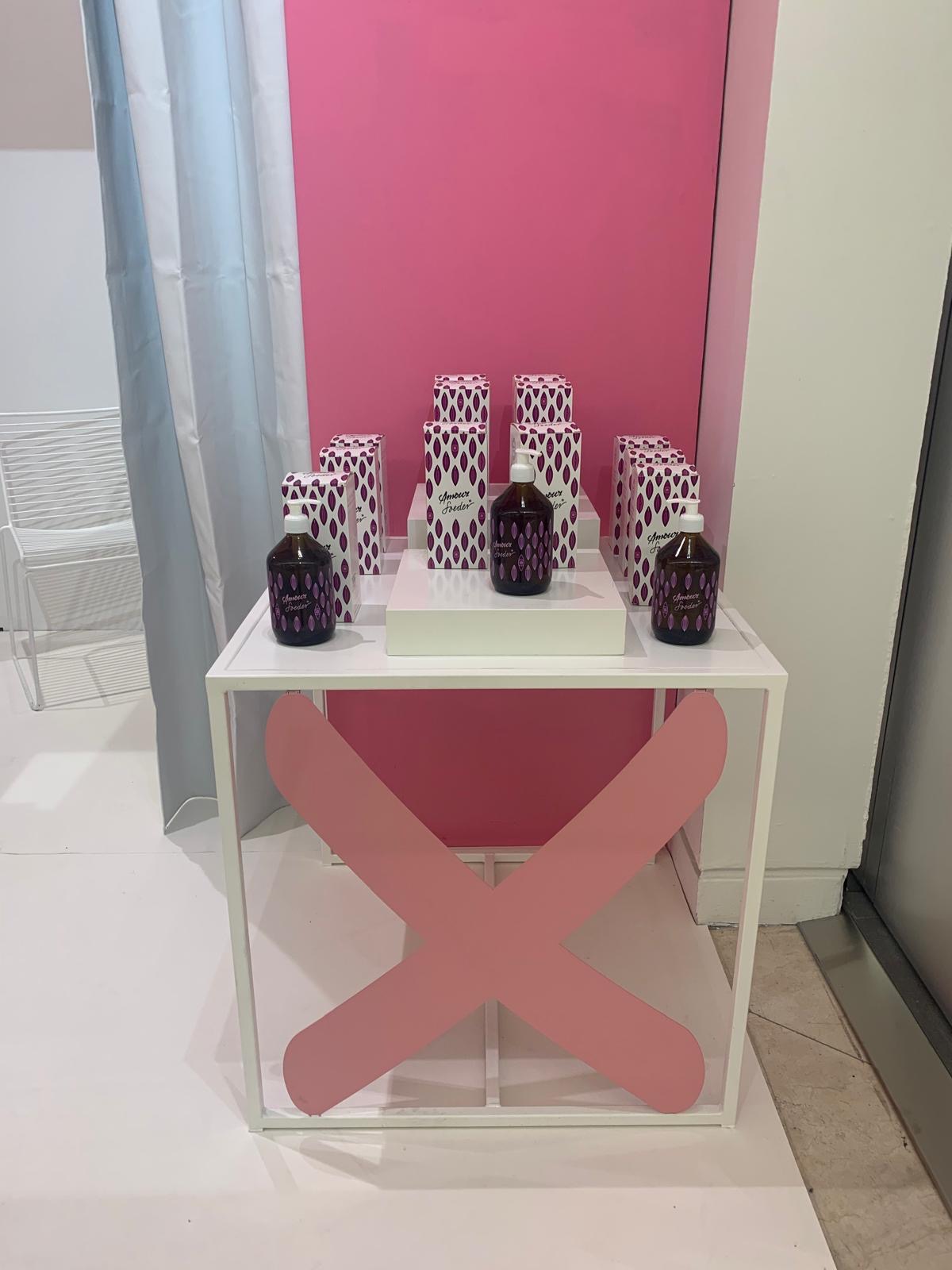 Cube présentoir blanc croix rose — Pop-up Amour Freido