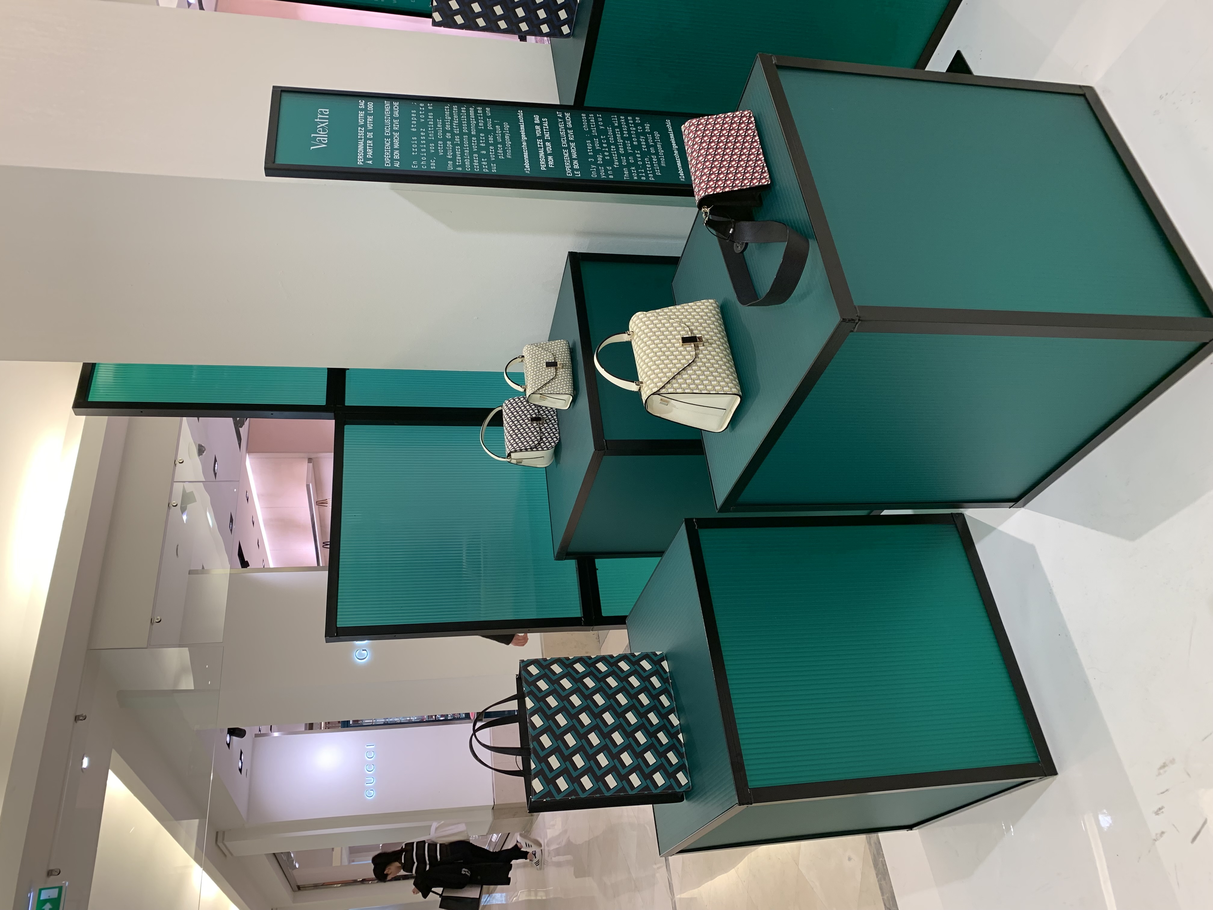 Cubes présentoirs turquoise sacs de luxe — Valentino