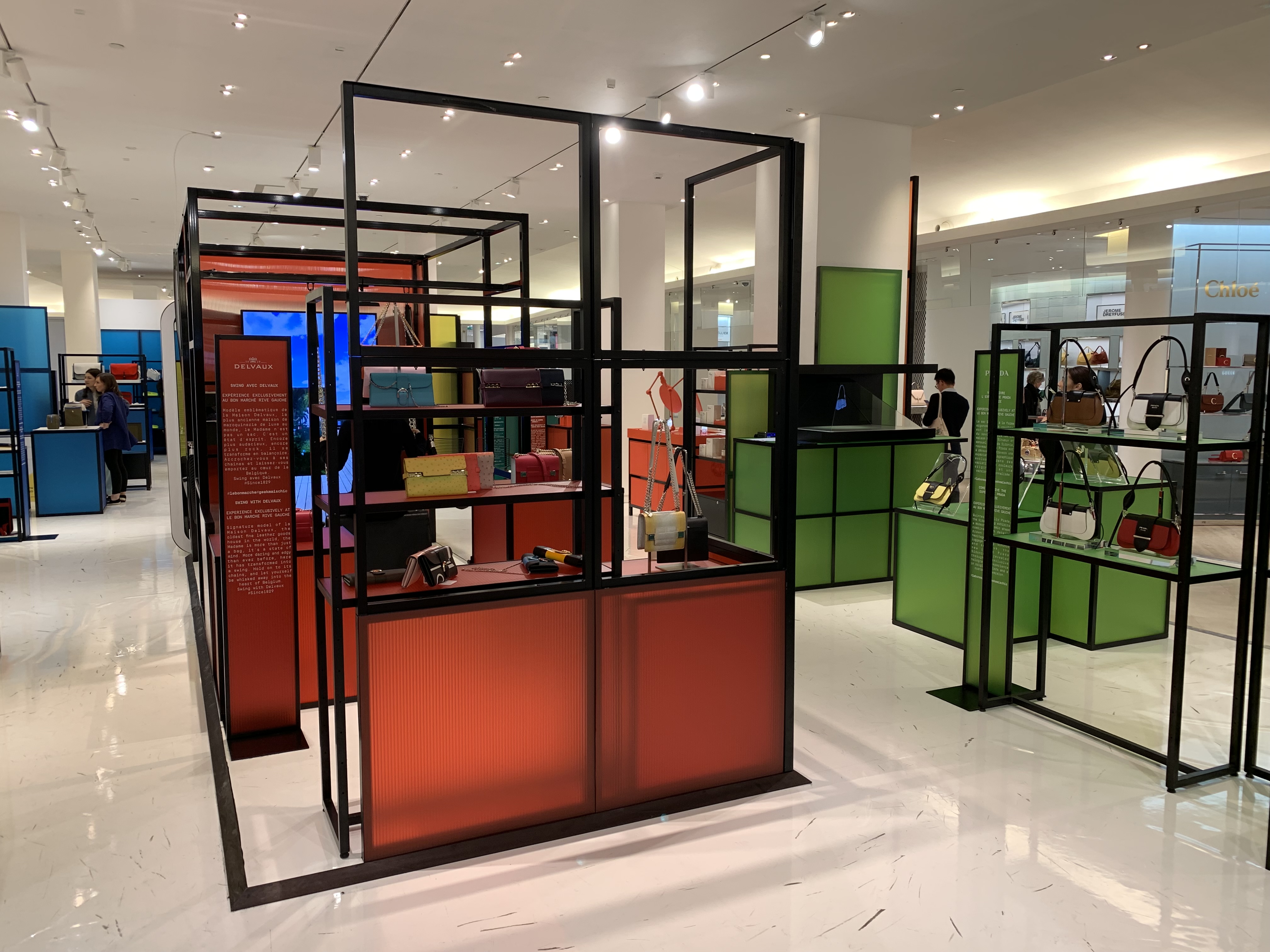 Structures cages métal noir pour sacs multicolores — Grand magasin