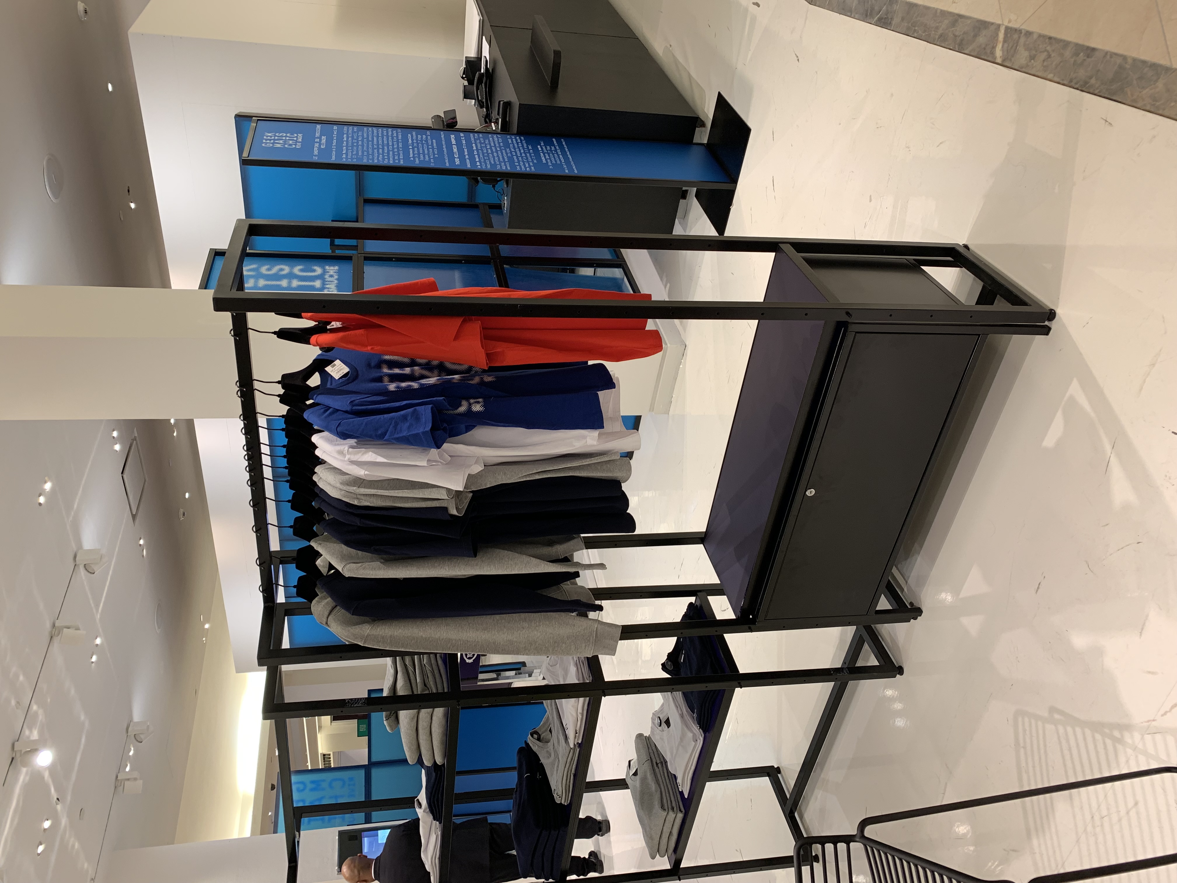 Portant vêtements métal noir dans grand magasin sportswear