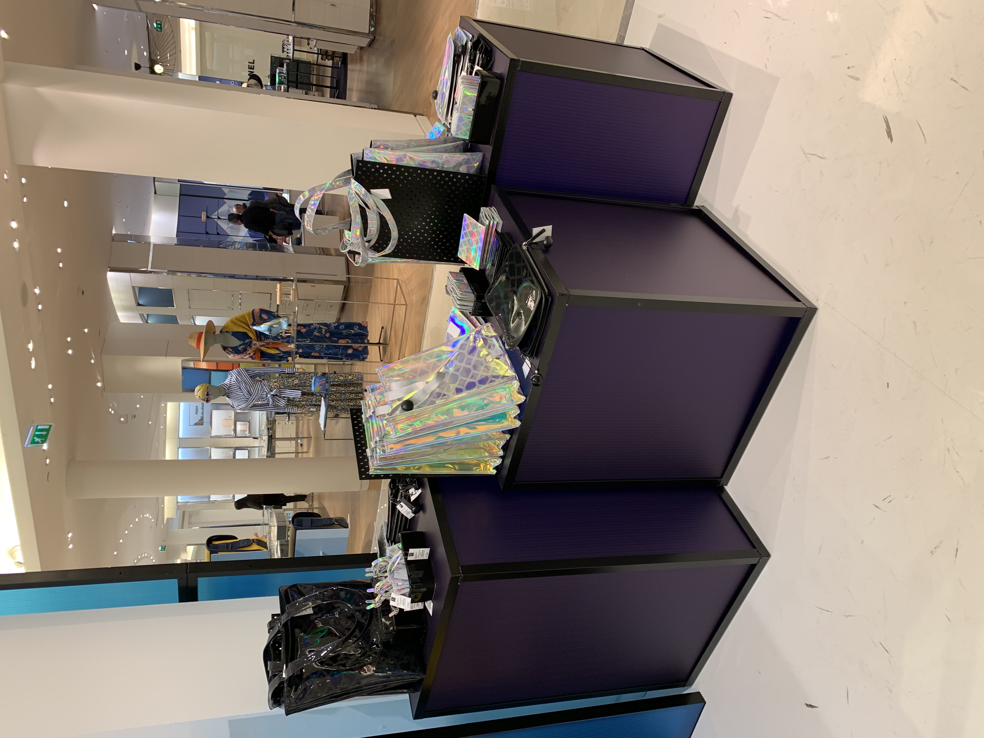Cubes display bleu-violet dans grand magasin
