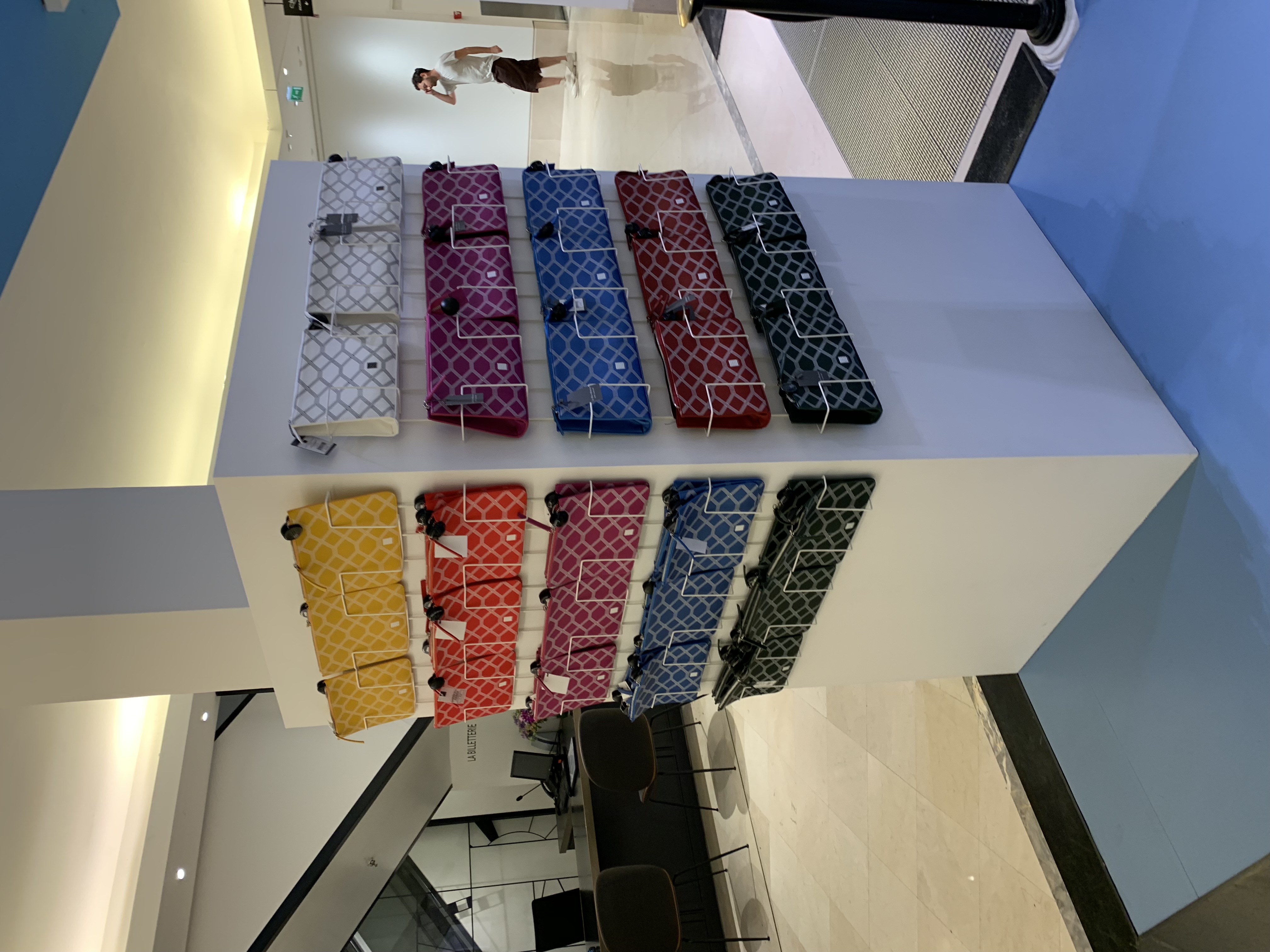 Table display portefeuilles colorés en vitrine