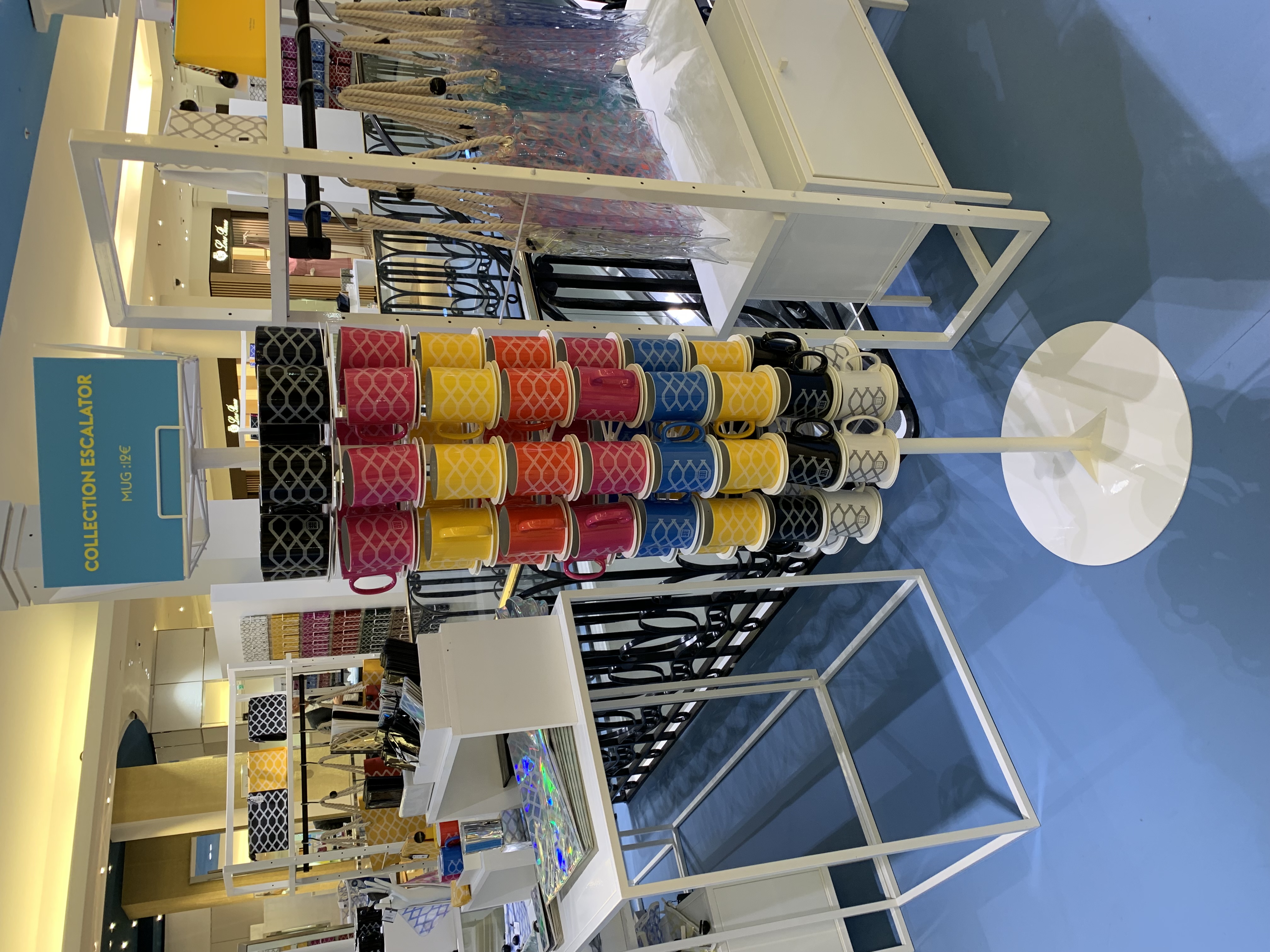 Présentoir tournant blanc mugs colorés Collection Escalator