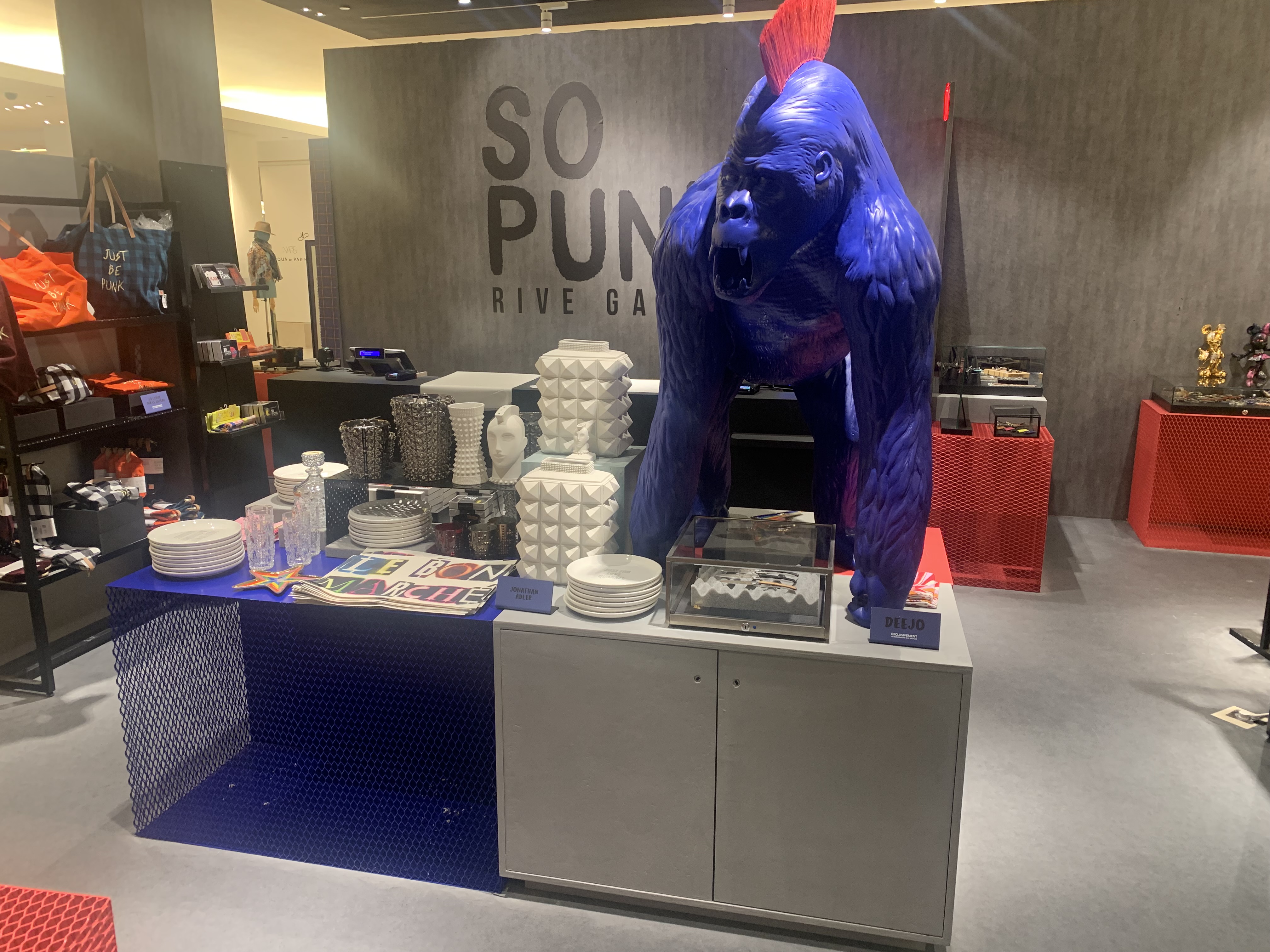 Meuble display So Punk Rive Gauche avec gorille bleu décoratif