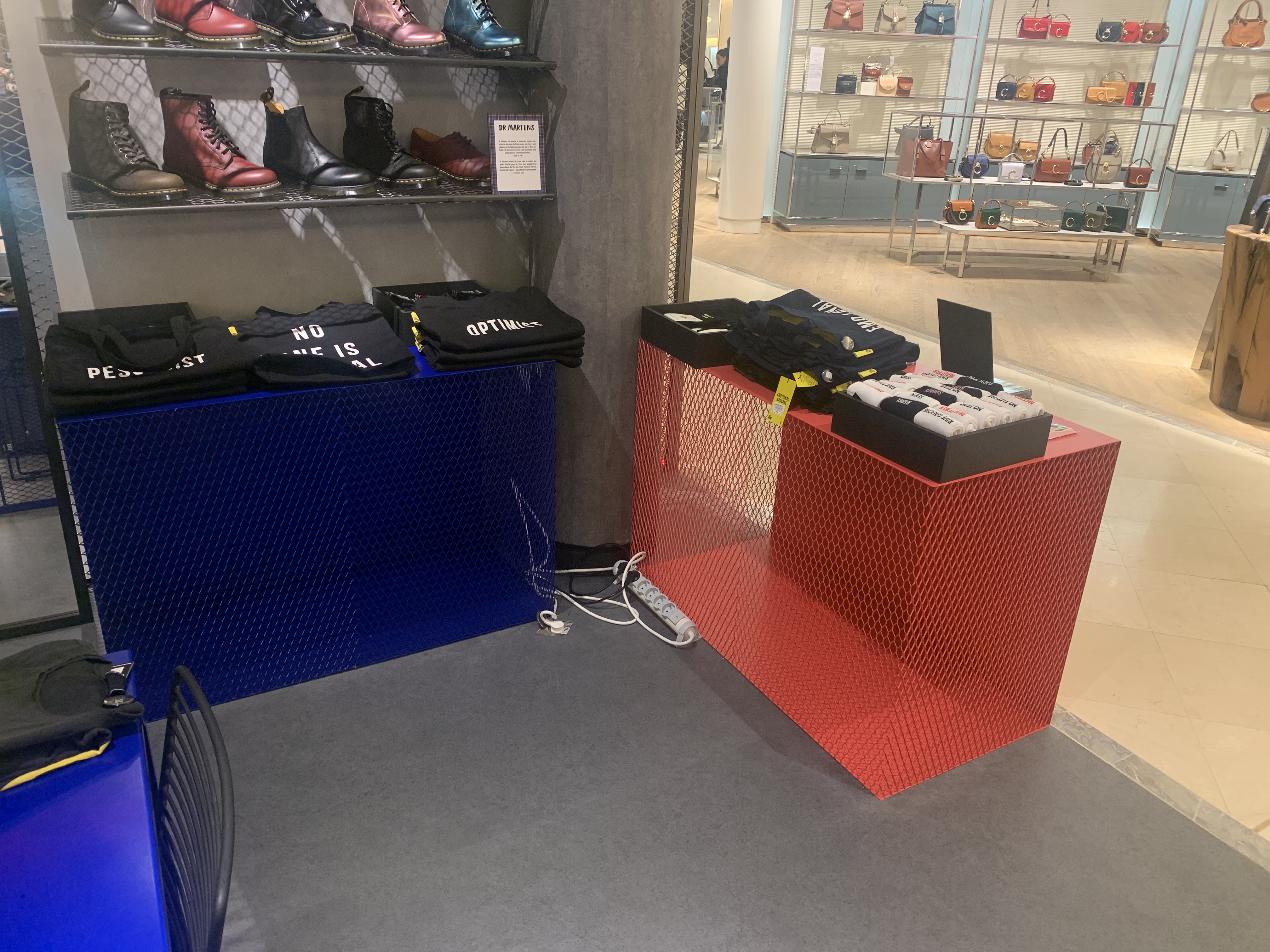 Cubes métal déployé rouge et bleu dans grand magasin